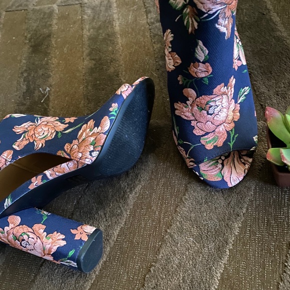 Flower Booties - Picture 6 of 7